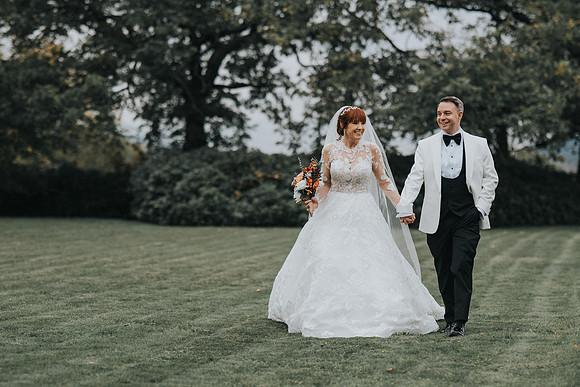 relaxed wedding photographer