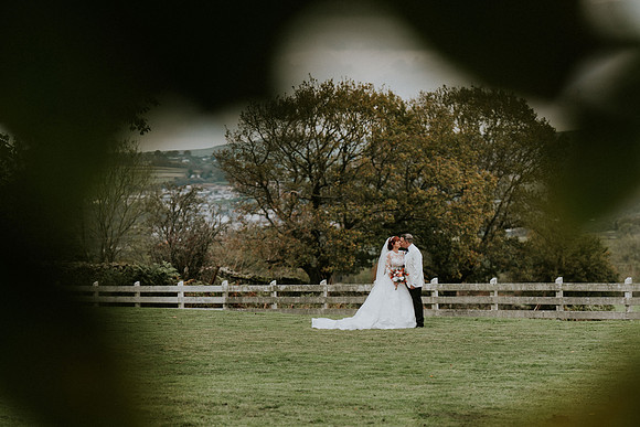 relaxed wedding photographer