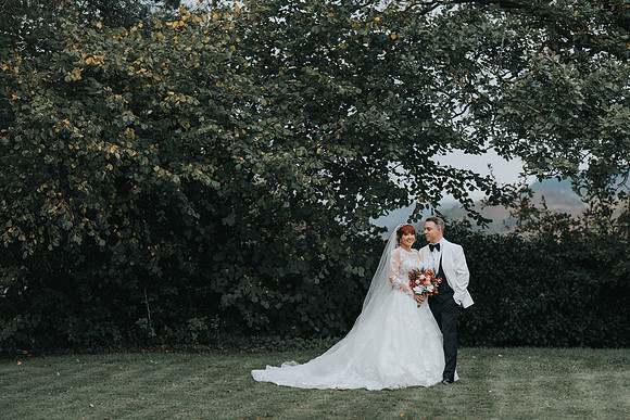 relaxed wedding photographer