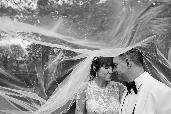 relaxed wedding photographer