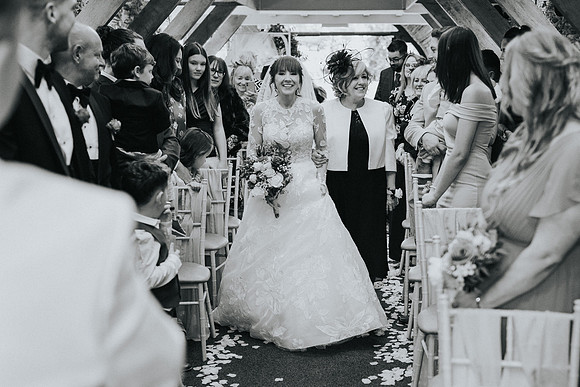 relaxed wedding photographer