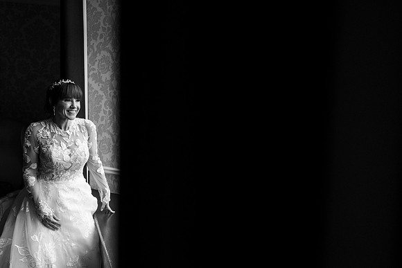 relaxed wedding photographer