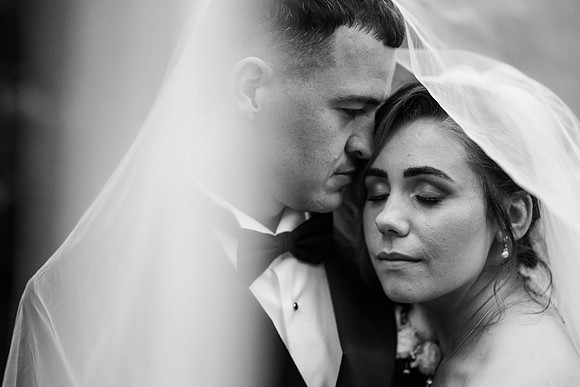 candid vs posed family photos wedding