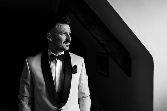 creative groom and groomsmen photo ideas