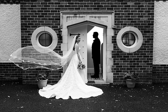 how to pose for wedding photos bride