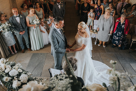 South Wales wedding photographer capturing the couple's first dance